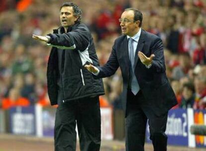 Mourinho y Benítez, durante el Chelsea-Liverpool de la <b><i>Champios</b></i> de 2005.