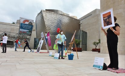 Los trabajadores de la limpieza del Guggenheim realizan una 'performance' de protesta sobre obras de arte frente a la sede del museo.