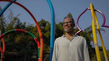 O artista Rommulo Vieira Conceição posa em frente a sua obra 'O espaço físico pode ser um lugar abstrato, complexo e em construção', em Inhotim.