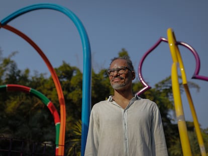 O artista Rommulo Vieira Conceição posa em frente a sua obra 'O espaço físico pode ser um lugar abstrato, complexo e em construção', em Inhotim.