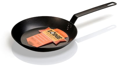 La sartén Lodge MFG es muy similar a la ganadora de la comparativa, pero su mango se calienta.