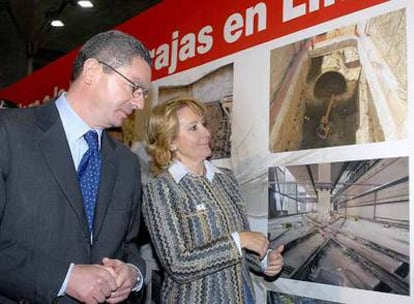 La presidenta de la Comunidad de Madrid, Esperanza Aguirre, y el alcalde de la capital, Alberto Ruiz-Gallardón, durante la inauguración de la estación de metro 'Aeropuerto T4'