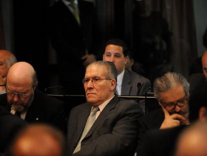 El exteniente de nav&iacute;o Miguel &Aacute;ngel Garc&iacute;a Velasco (C) en un Tribunal de Buenos Aires ayer, mi&eacute;rcoles.