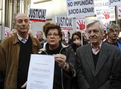 Miembros de la Plataforma Juicio a Aznar y Francisco Frutos presentan ante el Supremo una querella contra Aznar