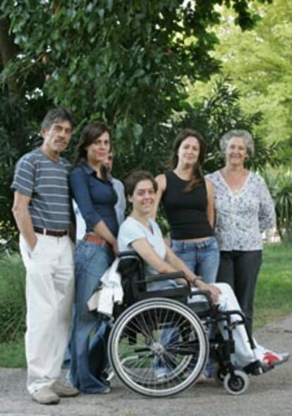 Laura, junto a sus padres y sus hermanas Elena y Jamila, en el hospital.