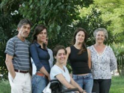 Laura, junto a sus padres y sus hermanas Elena y Jamila, en el hospital.