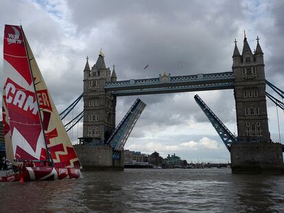 El barco presentado el lunes en Londres, a cuyo paso se abrió el Tower Bridge.