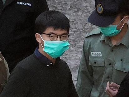 El activista Joshua Wong es trasladado de la prisión antes de comparecer ante un tribunal en Hong Kong, el 2 de diciembre de 2020.