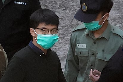 El activista Joshua Wong es trasladado de la prisión antes de comparecer ante un tribunal en Hong Kong, el 2 de diciembre de 2020.