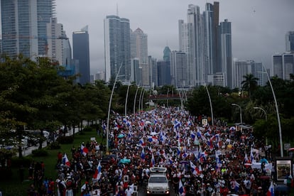 Manifestantes recorren las calles de Ciudad de Panamá bajo la lluvia, el 26 de octubre.