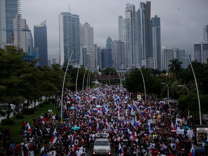 Manifestantes recorren las calles de Ciudad de Panamá bajo la lluvia, el 26 de octubre.