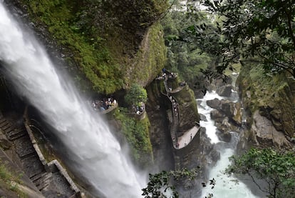 Vista de la cascada Pailón del Diablo, cerca de la ciudad de Baños, en la provincia de Tungurahua (Ecuador).