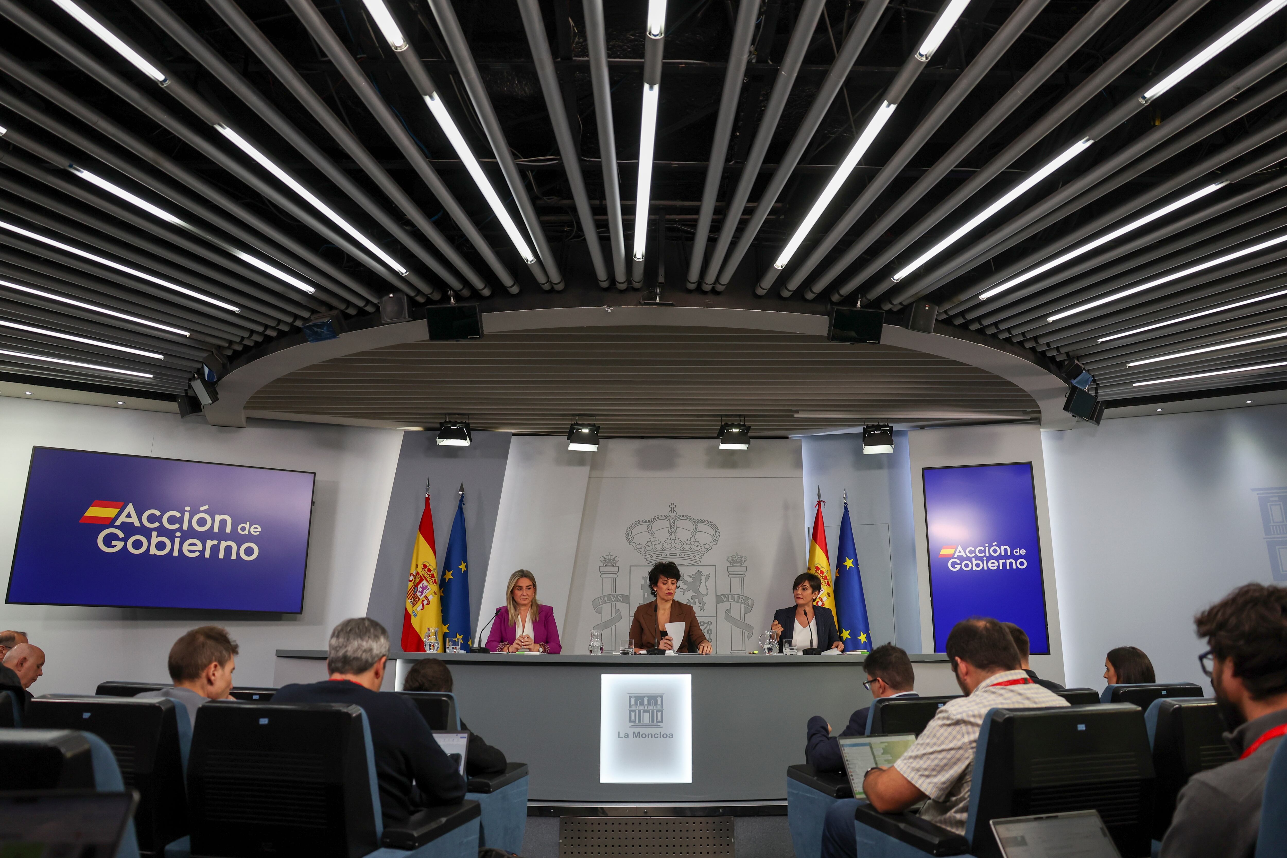 La portavoz del Gobierno, Elma Saiz, entre la ministra de Educación, Milagros Tolón, a la izquierda, y la titular de Vivienda, Isabel Rodríguez.