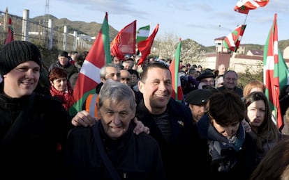 Otegi ha abandonat la presó de Logronyo pocs minuts abans de les nou del matí entre aplaudiments i crits d'"independència" i "presos bascos al carrer" dels assistents. A la imatge, Otegi és rebut per una multitud.