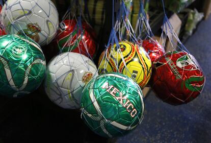 Balones de fútbol estampados con motivos de clubes mexicanos.