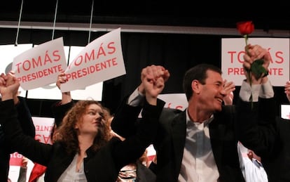 Eva Matar&iacute;n, secretaria de Inmigraci&oacute;n del PSOE, Tom&aacute;s G&oacute;mez y Antonio Miguel Carmona, en la Convenci&oacute;n Auton&oacute;mica de los socialistas madrile&ntilde;os. 