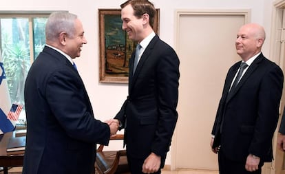 Jason Greenblatt (derecha) junto a Jared Kushner y Benjamín Netanyahu, en agosto en Jerusalén. 