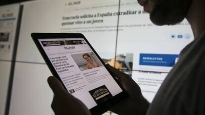 Un usuario consulta la página web del diario EL PAÍS en su tableta. 