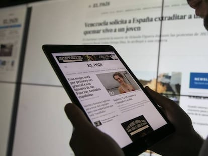 Un usuario consulta la página web del diario EL PAÍS en su tableta. 