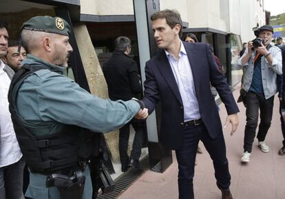 Albert Rivera saluda a un guardia civil tras el mitin que ha ofrecido este sábado en Estella (Navarra).