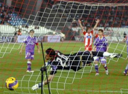 El guardameta del Real Valladolid, Sergio Asenjo, no puede detener el lanzamiento de falta de Negredo