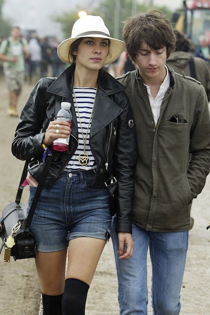 Cuando Alexa Chung y Alex Turner eran una de las parejas de moda allá por 2008, nos dejaron una imagen para el recuerdo paseando por el Festival de Glastonbury. Con calzas y sombrero incluidos.