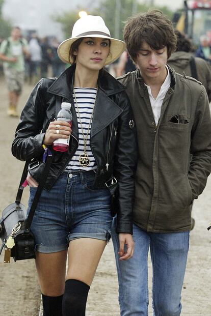 Cuando Alexa Chung y Alex Turner eran una de las parejas de moda allá por 2008, nos dejaron una imagen para el recuerdo paseando por el Festival de Glastonbury. Con calzas y sombrero incluidos.