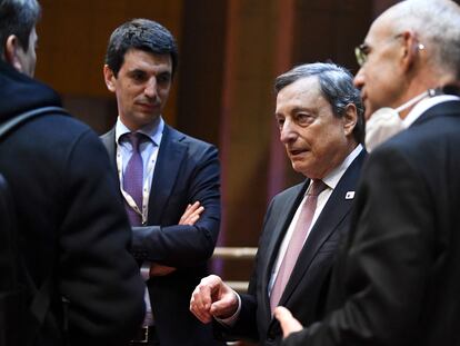 El primer ministro de Italia, Mario Draghi (en el centro), durante una Cumbre de la Unión Europea, el 25 de marzo.