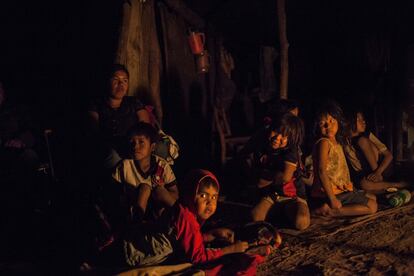Niños y niñas indígenas ayoreo totobiegosode descansan alrededor de una hoguera en Choquia, otra de las aldeas ubicadas en su territorio ancestral. Su zona de dominio ocupaba unas 20 millones de hectáreas, que se redujeron a 2,8 millones tras la colonización europea. Ahora son 121.600 hectáreas, restituidas junto a la oenegé paraguaya Gente, Ambiente y Territorio (GAT) con la que siguen trabajando jurídicamente ante el Estado paraguayo para la restitución de al menos otras 550.000 hectáreas de bosque virgen ubicado en el Departamento Alto Paraguay, fronterizo con el sur de Bolivia, el lugar mejor conservado de la zona como se ve a vista de Google Maps. En esos bosques sin fronteras ni carreteras caminan los jonoine-urasade, entre 100 y 200 ayoreo que permanecen en aislamiento voluntario.