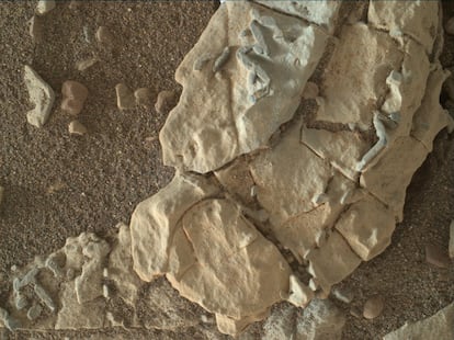 El último descubrimiento de Curiosity que aún espera una explicación. Estas formas similares a pequeños palitos, del tamaño de un grano de arroz, parecen ser vetas minerales expuestas por erosión.