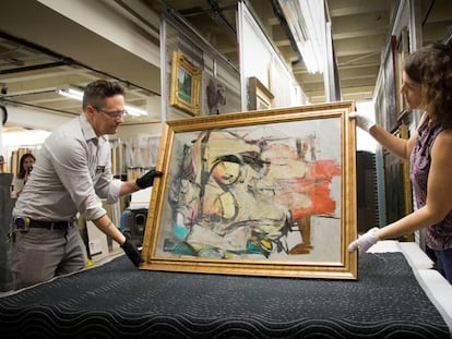 La pintura recuperada de Willem de Kooning, antes de que el personal del Museo de Arte de la Universidad de Arizona la examine.
