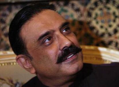 Asif Alí Zardari, esposo de Bhutto, desempeñó un gran papel en la sombra. Fue condenado por corrupción.