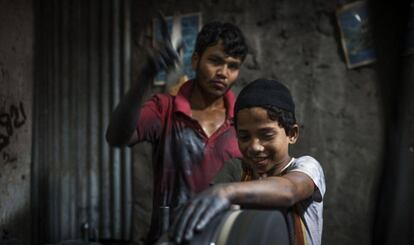 Joinul, bangladesí de 13 años, es empleado por su cuñado Siddik, que también fue niño trabajador.