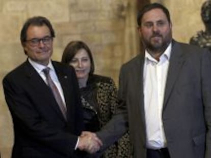 El presidente de la Generalitat, Artur Mas, y el lider de ERC, Oriol Junqueras, se estrechan la mano ante la presidenta de la Asamblea Nacional Catalana (ANC), Carme Forcadell, tras alcanzar un acuerdo sobre el adelanto electoral. 