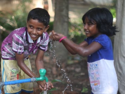 Unos niños juegan con el agua cerca de Kanchipuram (India), donde          Inditex colabora con la ONG Water.org. 