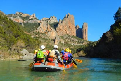 Descenso en rafting en el río Gállego organizado por Alcorce, una empresa de multiaventura en Murillo de Gállego.