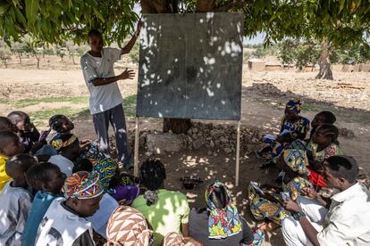 Unicef acaba de lanzar un informe en que calcula que casi dos millones de alumnos han sido expulsados de sus pupitres, desde 2017 hasta ahora en ocho países de África, por culpa de la violencia. Los lugares en los que más se ha recrudecido la situación son Burkina Faso, Malí y Níger. En estos países, había 512 colegios clausurados u ocupados por combatientes en abril de 2017; ahora hay 3005.