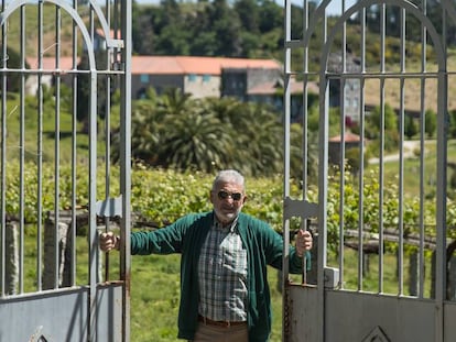 Laureano Oubiña tras salir de la cárcel, delante del Pazo de Baión, en Vilanova de Arousa (Pontevedra).