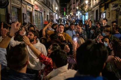 Decenas de personas cantan, gritan y bailan este sábado en una calle del centro de Madrid.