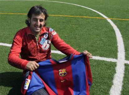 Miguel Mateos posa con la camiseta del Barça en el campo del Club Deportivo Foz, equipo de regional en el que sigue jugando.