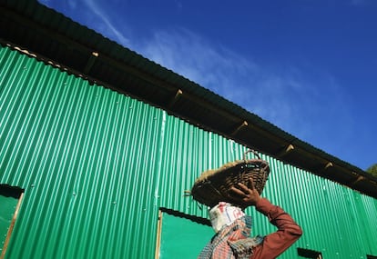 Un obrero transporta materiales en el sitio de construcción del Campo de Tránsito establecido para la repatriación de refugiados rohingya en el campamento en Ukhia (Bangladés).