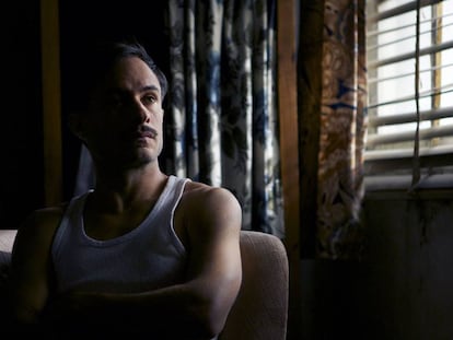 Gael Garcia Bernal, en un fotograma de &#039;Neruda&#039;.