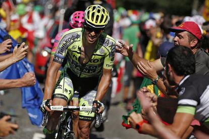 Alberto Contador, jaleado por el público.