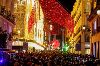 Ambiente de compras para el Black Friday durante el encendido de la iluminación navideña este jueves en la madrileña Puerta del Sol y alrededores.