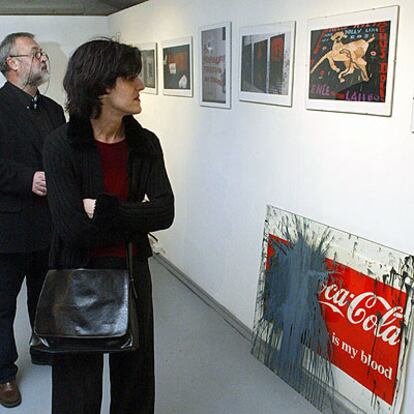 Unos visitantes en la exposición <i>Cuidado, religión,</i> en enero de 2003 en el Museo Sájarov.