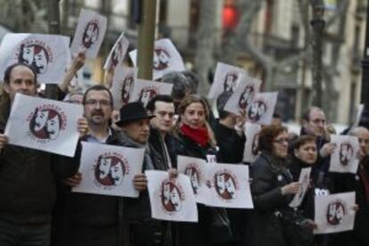 Trabajadores del Liceo de Barcelona protestan frente a las puertas del teatro.