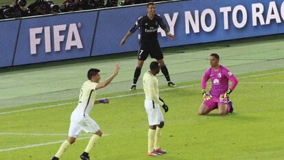 Goltz, del América, pide fuera de juego y Cristiano celebra.