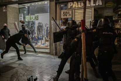 Manifestantes arrojan piedras a la policía.