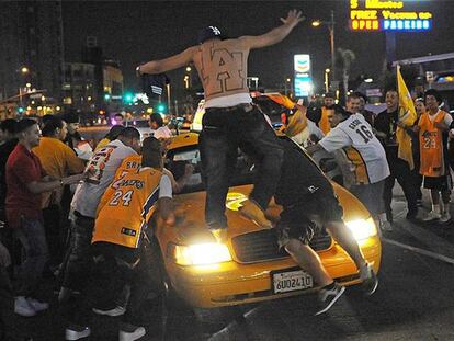 Un grupo de seguidores de los Lakers asalta un taxi en Los Ángeles.