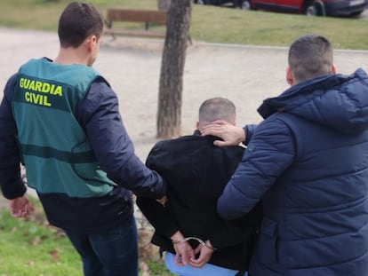 Agentes de la Guaria Civil llevan detenido al ciberelincuente Jordi Otero.